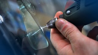 Особенности ремонта сколов на лобовом стекле автомобиля