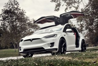 Tesla Model X оснастили мощной стереосистемой и красной кожей
