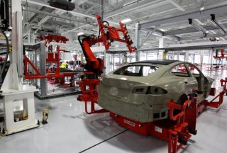 Сотрудники автомобильного завода Тесла снова жалуются на плохие условия труда