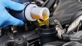 Моторное масло: его роль в автомобиле