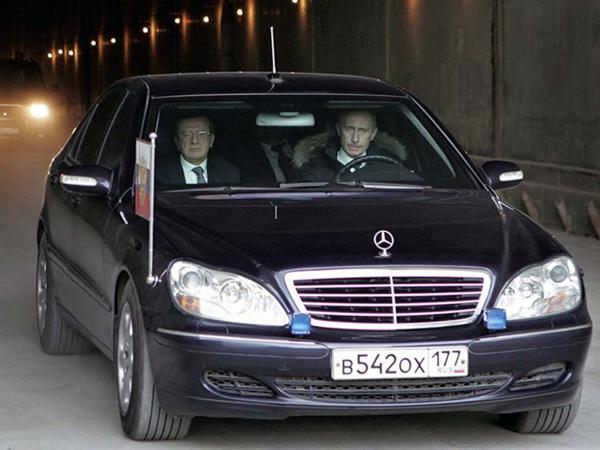 Путин за рулем автомобиля, штурманом - премьер Путин за рулем автомобиля, штурманом - премьер